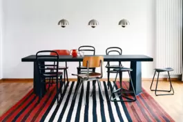 Modernn: unterschiedliche Stühle, die man mit Designer-Tischen – hier von Konstantin Grcic – kombiniert. 