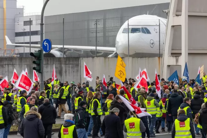 Am 7. März zog dieser Protestzug von Streikenden mit Bannern und Verdi-Fahnen vom Lufthansa Aviation Center zum Terminal 1. Nun