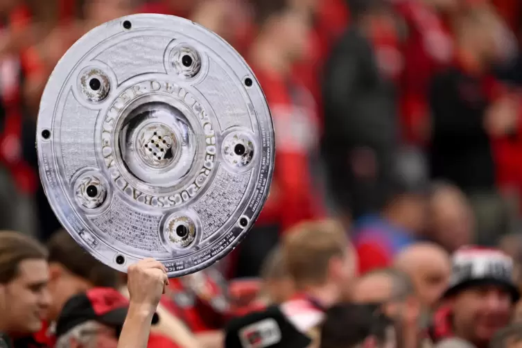 Deutscher Meister ist der TSV Bayer 04 Leverkusen seit 14. April, die Meisterschale bekommt der Verein am letzten Spieltag überr