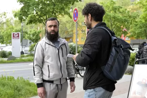 Vor der Walzmühle: Majed al-Mohammad (links) im Gespräch mit Mohammad Alhusain.