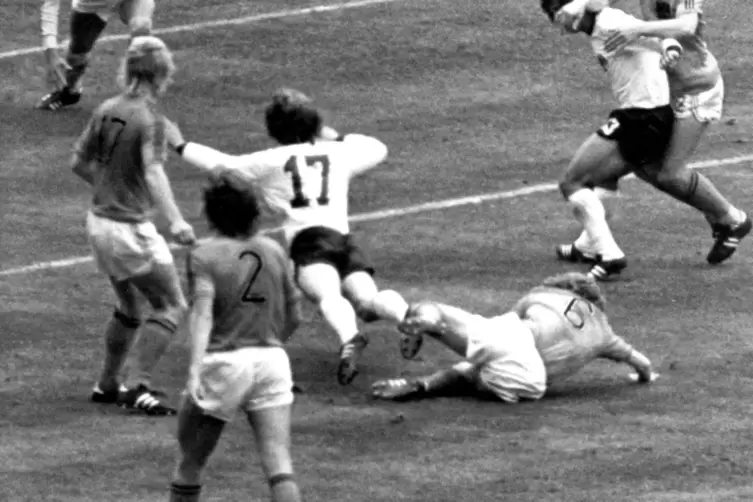 Die Szene, die im WM-Endspiel 1974 zum Elfmeter für Deutschland führte. 