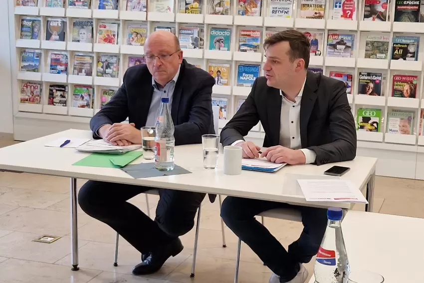 Jöckel stellte zusammen mit SPD-Fraktionschef David Guthier (rechts) ein Sparpaket vor, um den Haushalt zu retten.
