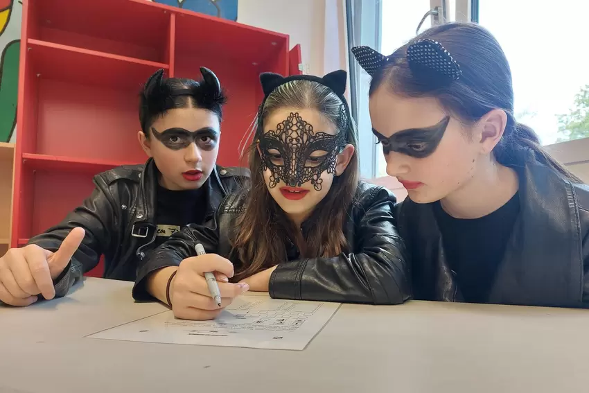 Knobeln im Kostüm (von links): Milena, Aurelia und Melisa kopieren mit Masken und schwarz umränderten Augen Catwoman, die Katzen
