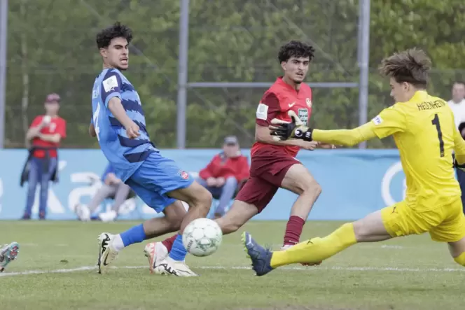 FCK-Angreifer Marvin Yüsün (Mitte) schießt im letzten Saisonspiel der U17 gegen Heidenheim aufs Tor. Sein Team gewann 6:1 und so