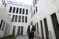 Stadtwerke-Geschäftsführer Volkmar Langefeld im Innenhof des neuen Verwaltungsgebäudes.