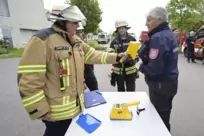 Ein Feuerwehrmann mit einem Messgerät.