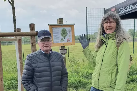 Walter Fischer und Anette Winter vor einer der Infotafeln am Spazierweg „Baum des Jahres“. 