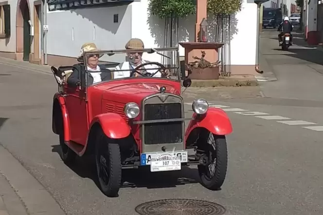 Bis zu rund 100 Jahre alte Fahrzeuge nehmen an der Weinrallye teil.