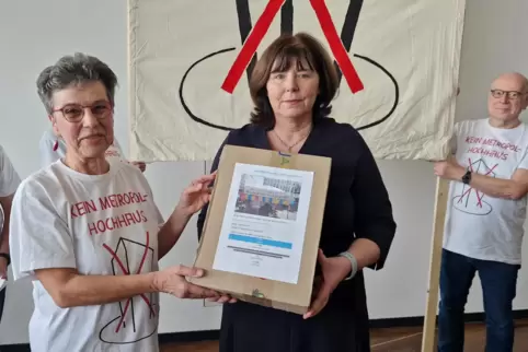 Februar: BI-Vertreterin Ruth Ludwig (links) übergibt Unterschriften gegen das „Metropol“-Projekt an OB Jutta Steinruck.