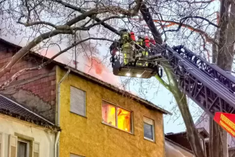 Die Feuerwehr war Ende Januar stundenlang mit dem Brand in dem Mehrfamilienhaus beschäftigt.