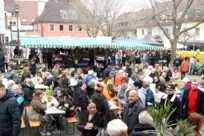 Bei optimalem Wetter zog es zahlreiche Menschen zum Osterglockenmarkt und zum verkaufsoffenen Sonntag – so wie hier am Obermarkt