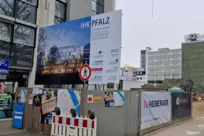 Großes Baustellenschild am Ludwigsplatz.