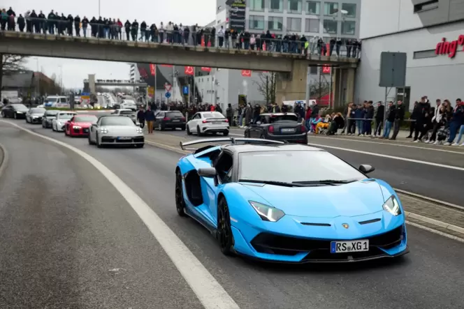 Ganz legal: Ein Lamborghini ist am Car-Friday 2023 auf dem Weg zur Nürburgring-Nordschleife.