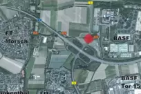 Hier wird erst abgerissen und dann neu gebaut: Der rote Punkt markiert die Überquerung der B9 zwischen dem Industriegebiet Spitz