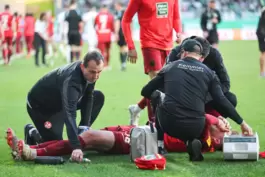 Schockiert: FCK-Mittelfeldspieler Julian Niehues hat sich das Kreuzband gerissen. Er fällt für Monate aus.
