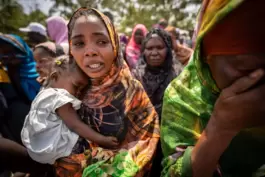 Frau mit Kleinkind im Südsudan