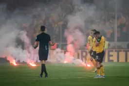 Ausrastende Zuschauer, Feuer auf dem Rasen, leidende Spieler: eine Szene aus dem Relegationsrückspiel 2022 zwischen Dynamo Dresd