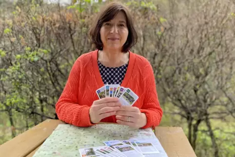 Kirsten Dörr mit Karten aus ihrem Hüttenquartett. 