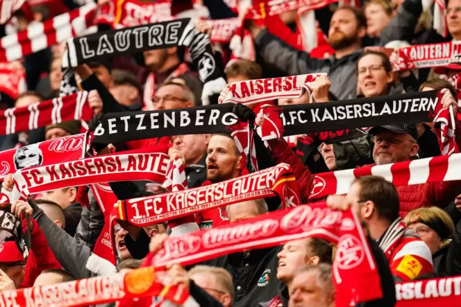 Fans des 1. FC Kaiserslautern sollen Anhänger von Waldhof Mannheim angegriffen haben.