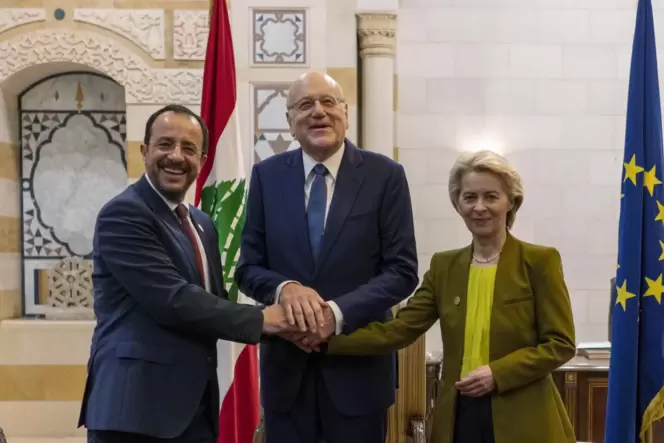 Hand drauf: Der libanesische Ministerpräsident Nadschib Mikati (Mitte) empfängt den zypriotischen Präsidenten Nikos Christodouli