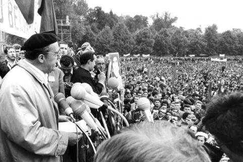 Protest gegen die Notstandsgesetze: Der Schriftsteller Heinrich Böll spricht im Mai 1968 zu den Teilnehmern einer Kundgebung im 