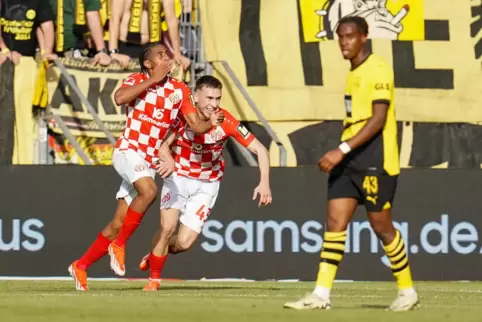 Gegensätze: Leandro Barreiro (links) jubelt mit Brajan Gruda über das Mainzer 1:0, der Dortmunder Jamie Bynoe-Gittens ist bedien
