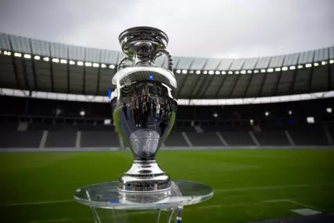 Um diesen Pokal geht es bei der Fußball-Europameisterschaft. 